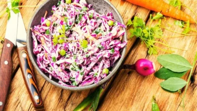 salada grão-de-bico e salada de repolho verde e roxo