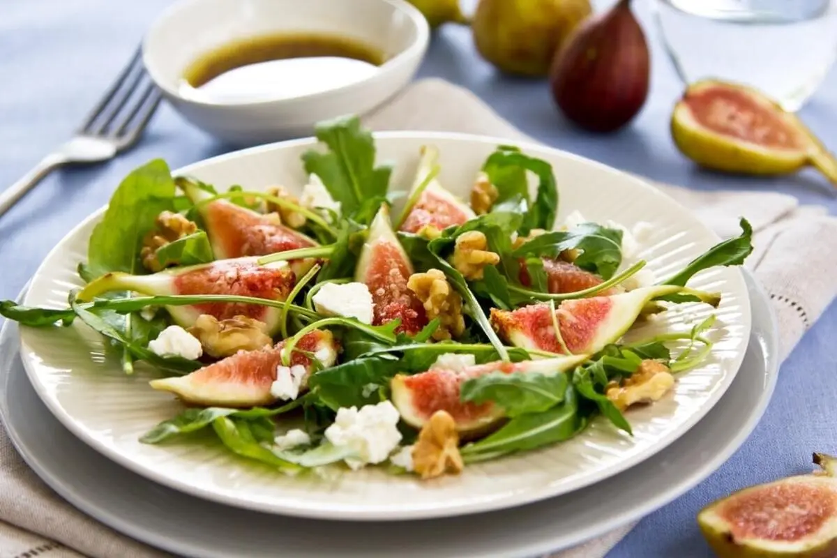 Receita de Salada de rúcula, figos e queijo de cabra com vinagrete de mel.