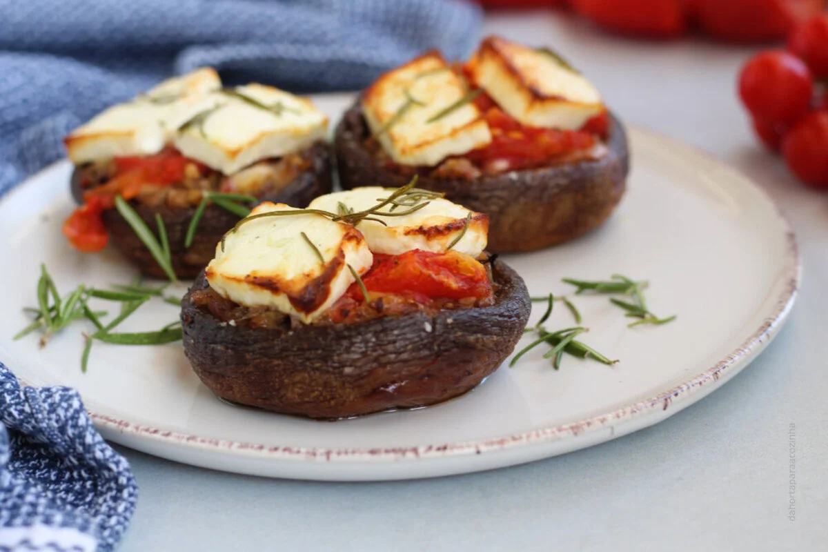 Receita de Cogumelos recheados com queijo brie e cebola caramelizada.