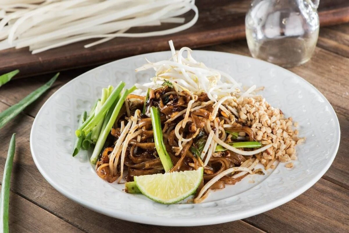 Receita de Macarrão soba com legumes salteados e molho de amendoim.