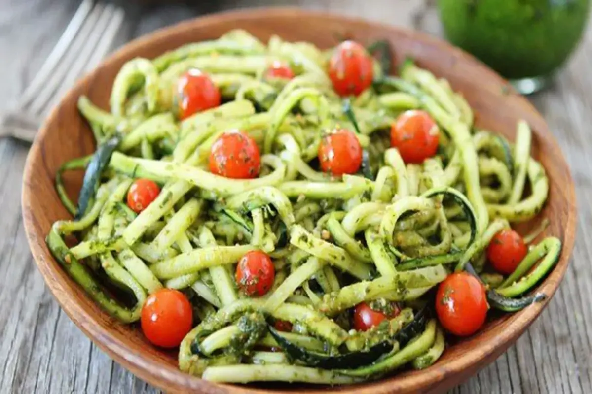 Receita de Macarrão de abobrinha com pesto de rúcula